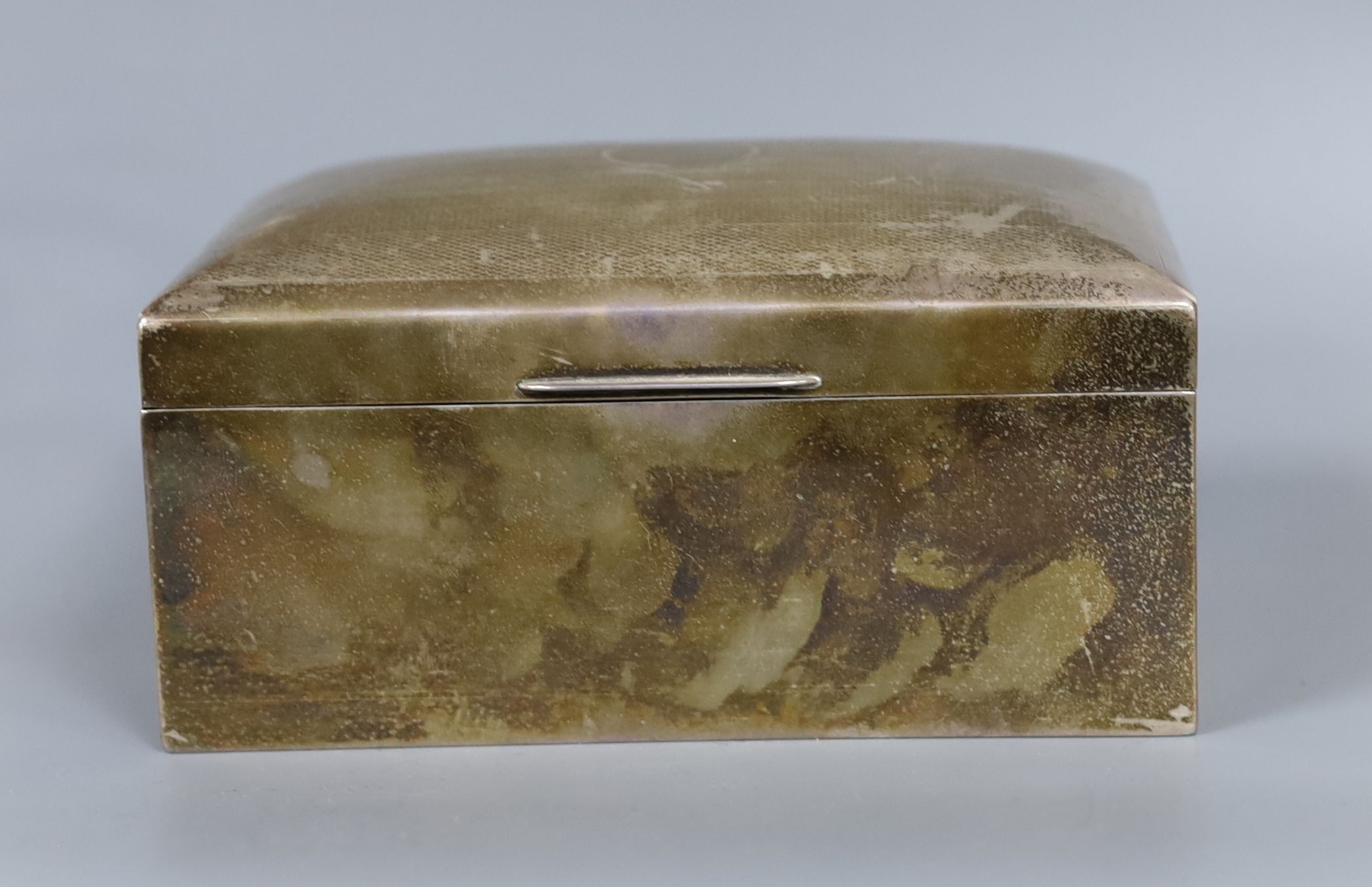 A George V silver mounted cigarette box, 15.2cm.